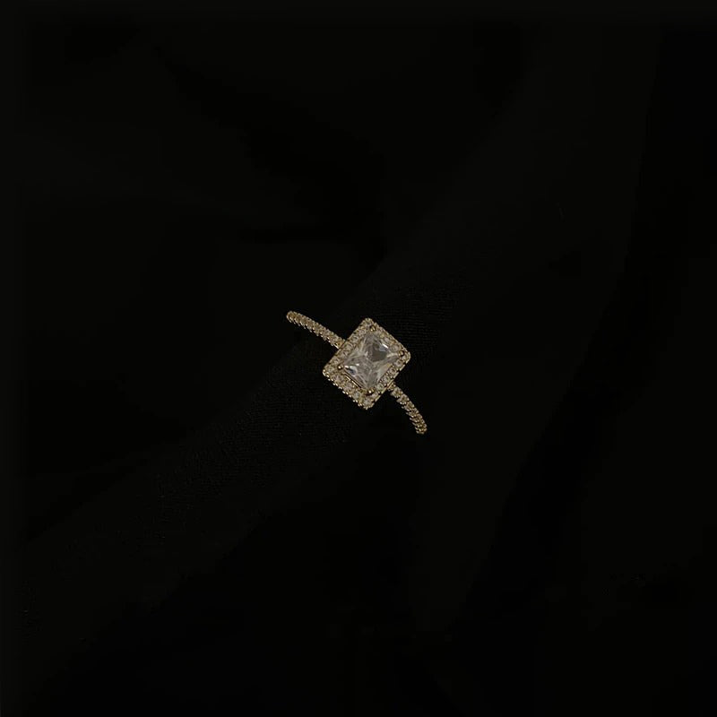 Zarter quadratischer Zirkonring