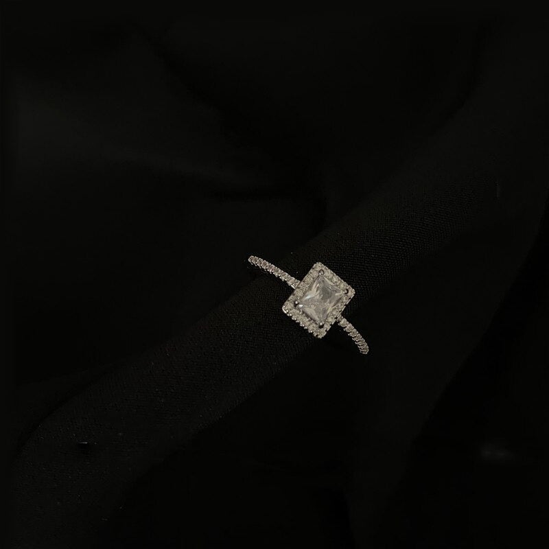 Zarter quadratischer Zirkonring