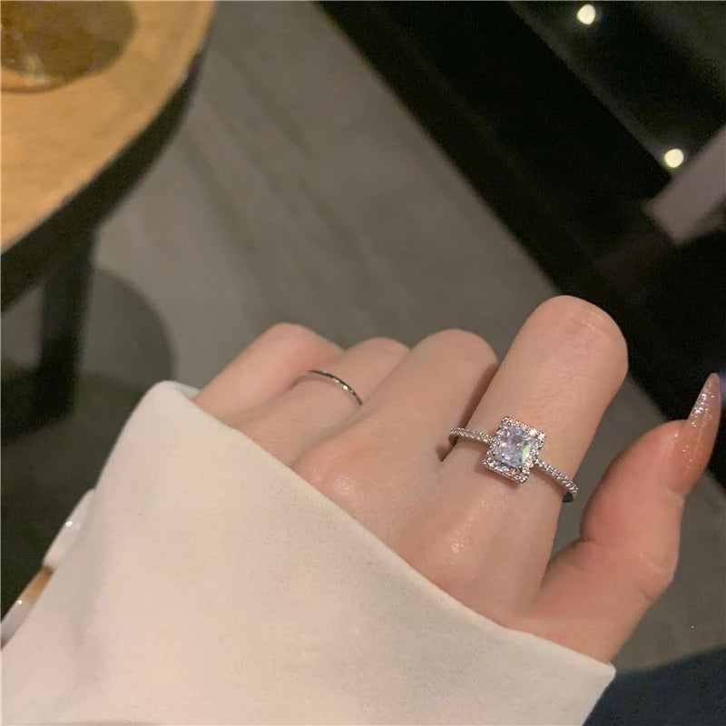 Zarter quadratischer Zirkonring