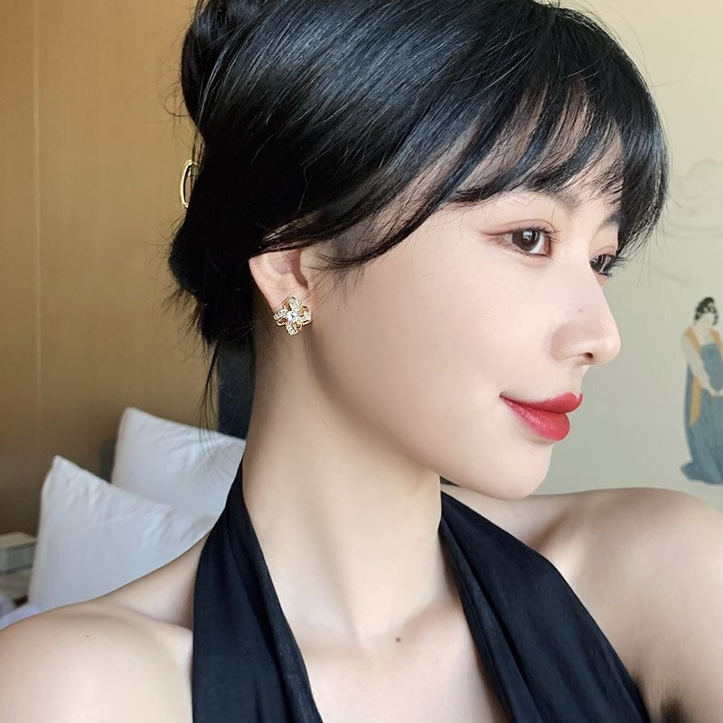 Zarte Ohrstecker in Windmühlenform mit Zirkonia