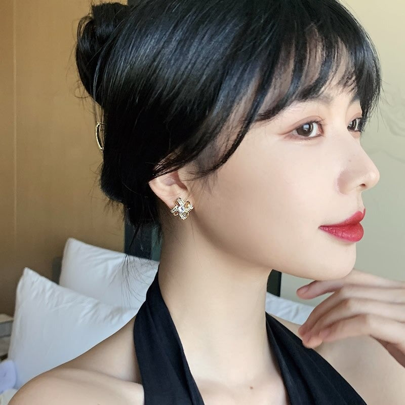 Zarte Ohrstecker in Windmühlenform mit Zirkonia