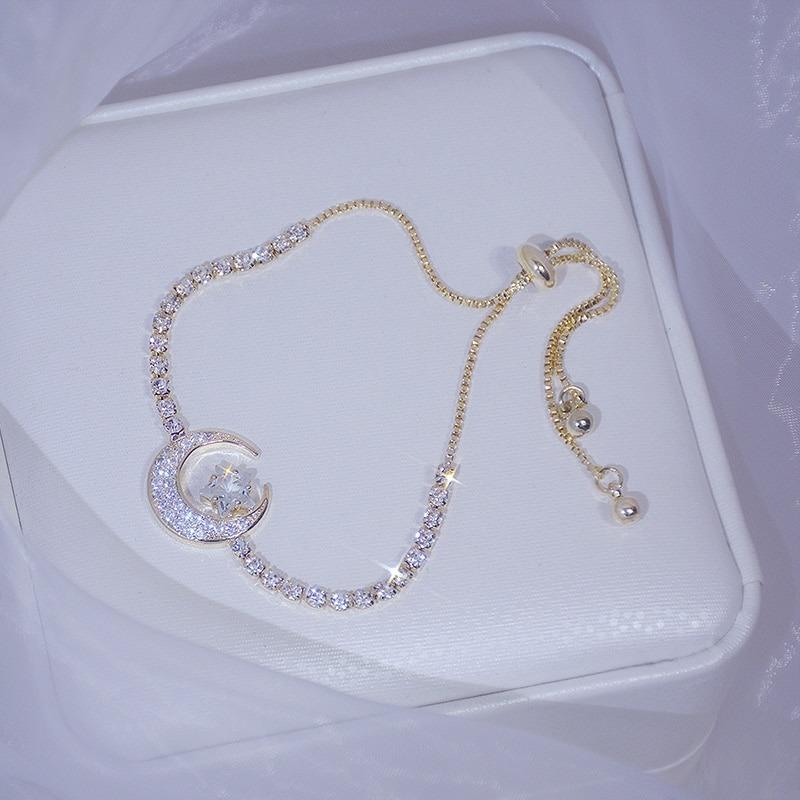 Zarte, mit Zirkonen besetzte Halbmond- und Sternarmbänder