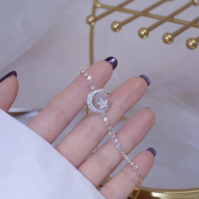 Zarte, mit Zirkonen besetzte Halbmond- und Sternarmbänder