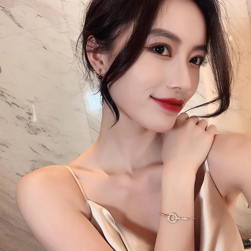 Zartes Armband mit rundem Zirkonia-Anhänger