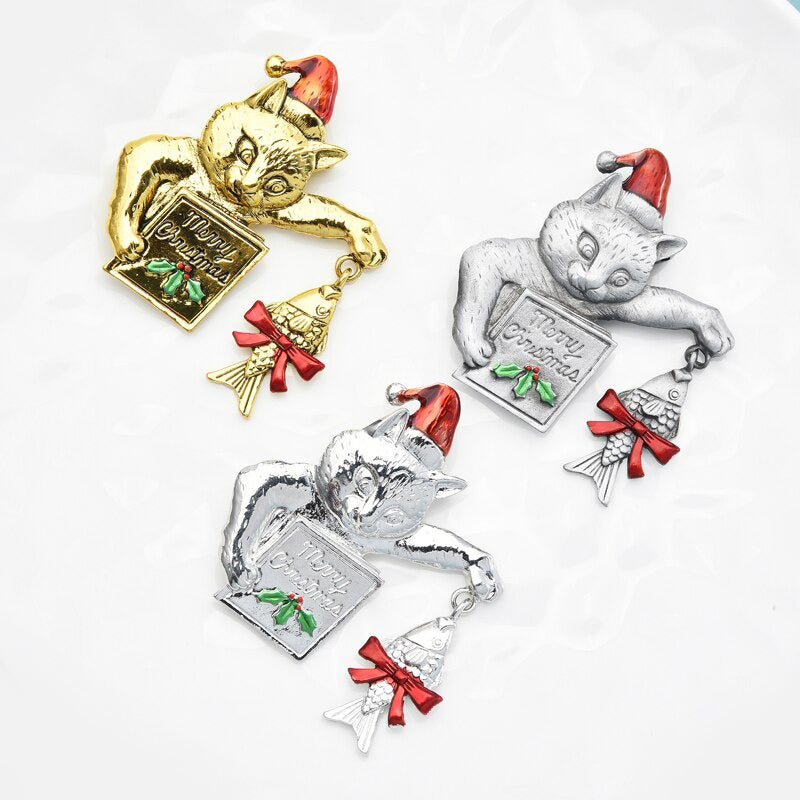 Entzückende Weihnachtskatze mit Fisch und Büchern, Broschennadeln