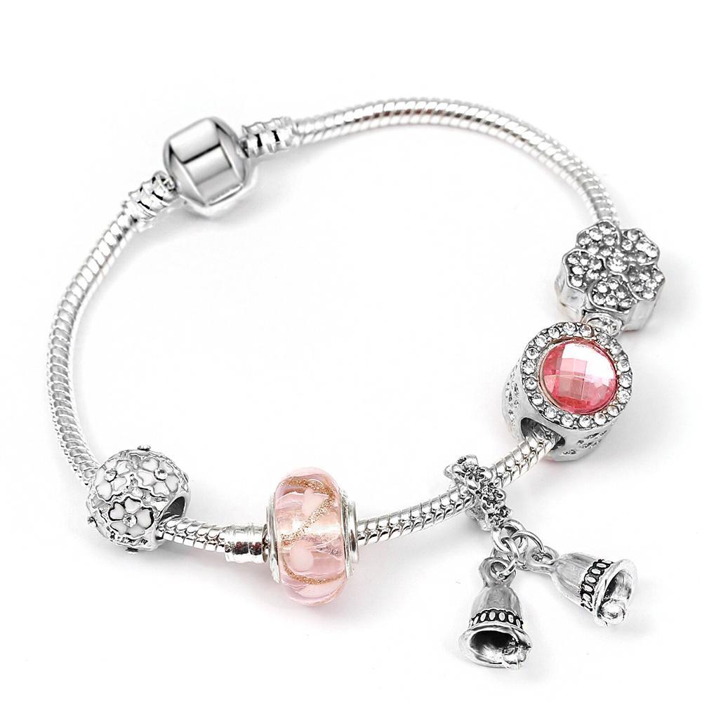 Entzückendes Perlenarmband mit Weihnachtsanhänger