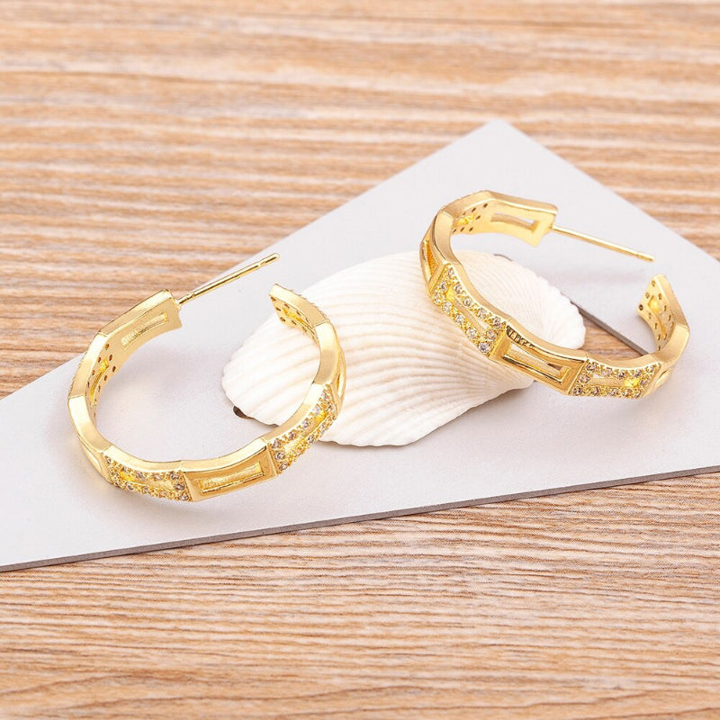 Herrliche Creolen mit geometrischen Strass-Akzenten