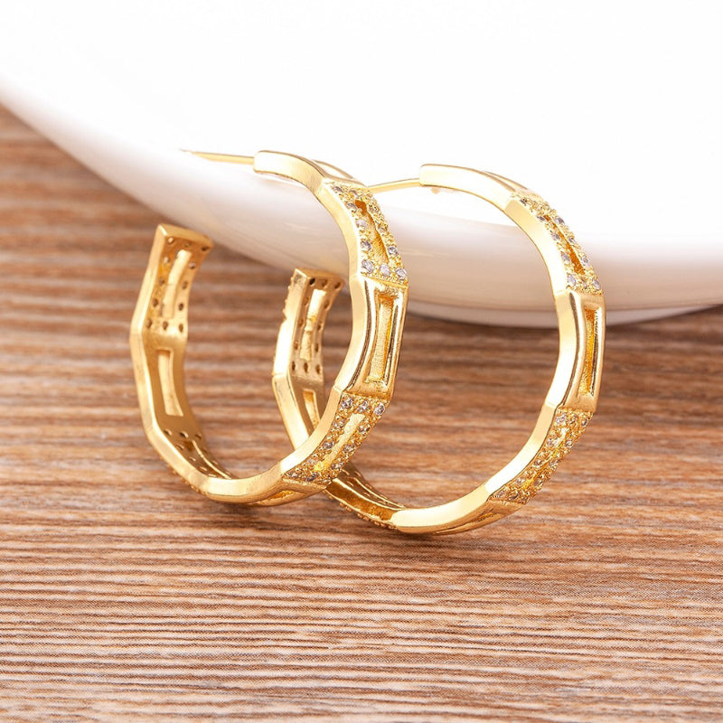 Herrliche Creolen mit geometrischen Strass-Akzenten