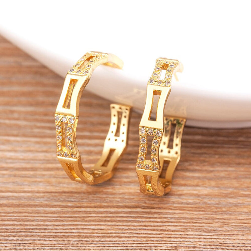 Herrliche Creolen mit geometrischen Strass-Akzenten