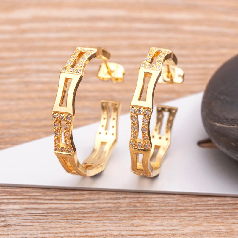 Herrliche Creolen mit geometrischen Strass-Akzenten