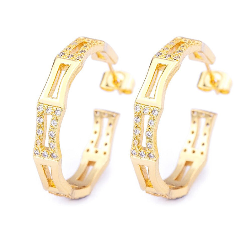 Herrliche Creolen mit geometrischen Strass-Akzenten