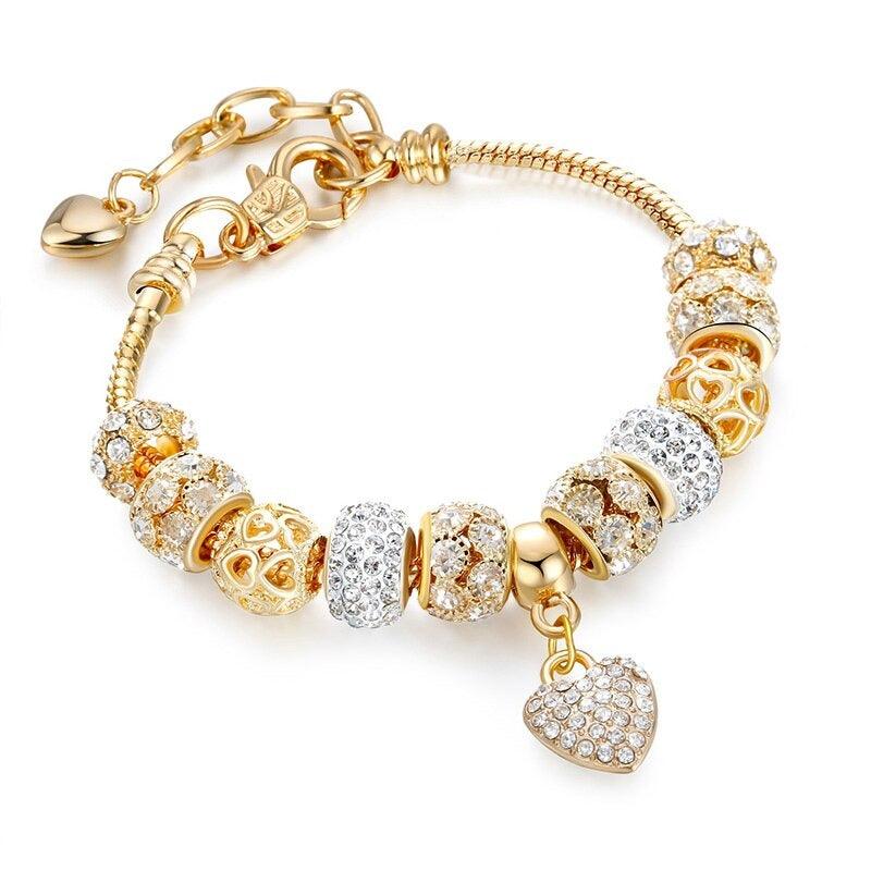 Entzückende, mit Juwelen besetzte Charm-Armbänder mit Herz aus Gold