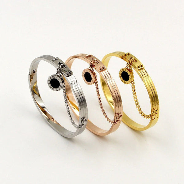 Deluxe-Armreif mit römischen Ziffern und runder Anhängerkette