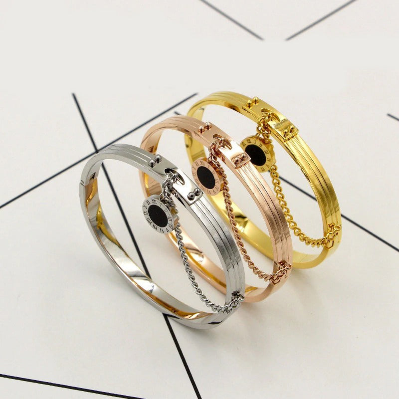 Deluxe-Armreif mit römischen Ziffern und runder Anhängerkette