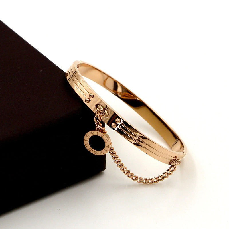 Deluxe-Armreif mit römischen Ziffern und runder Anhängerkette