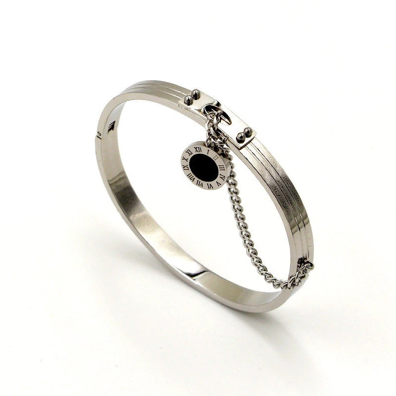 Deluxe-Armreif mit römischen Ziffern und runder Anhängerkette