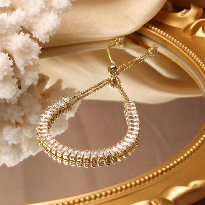 Verstellbares Deluxe-Armband mit Zirkonia-Blume