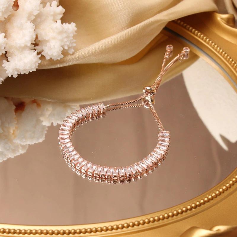 Verstellbares Deluxe-Armband mit Zirkonia-Blume