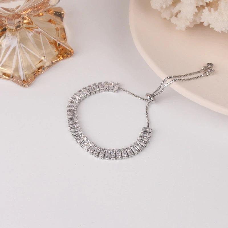 Verstellbares Deluxe-Armband mit Zirkonia-Blume