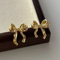Ohrring mit gebundener Schleife und strukturiertem Muster in Gold und Silber