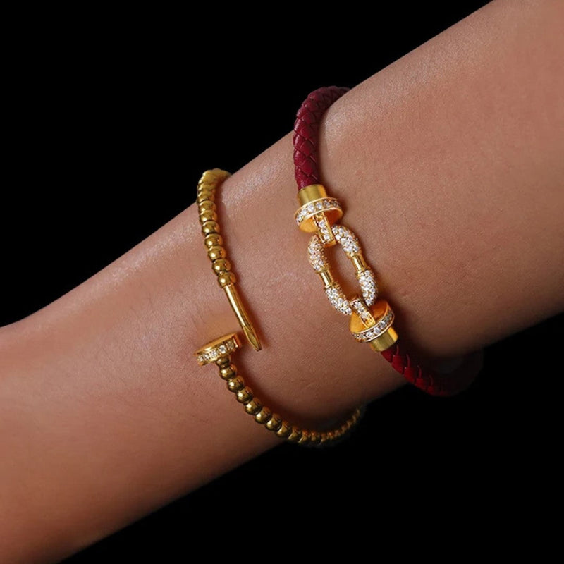 Armband mit goldenen Perlen