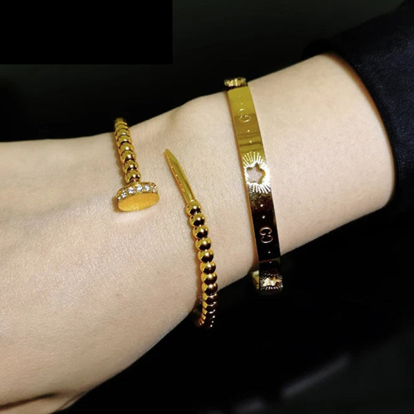 Armband mit goldenen Perlen