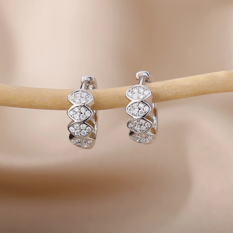 Kollektion zierlicher Creolen aus Edelstahl mit Herz-Zirkon