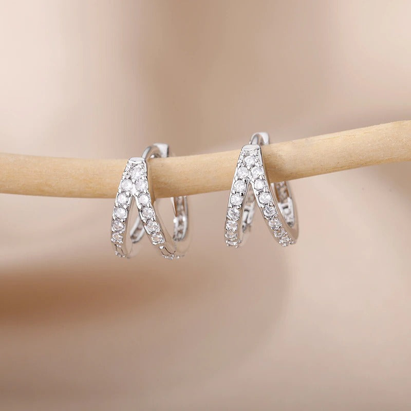 Kollektion zierlicher Creolen aus Edelstahl mit Herz-Zirkon