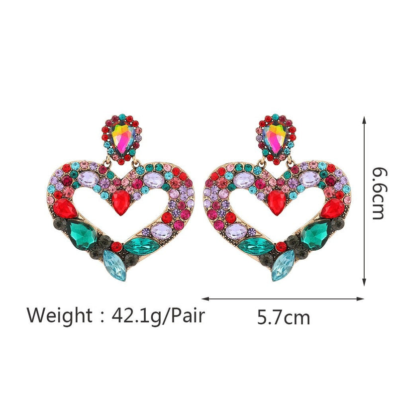 Die ausgefallenen und farbenfrohen herzförmigen Strass-Ohrringe