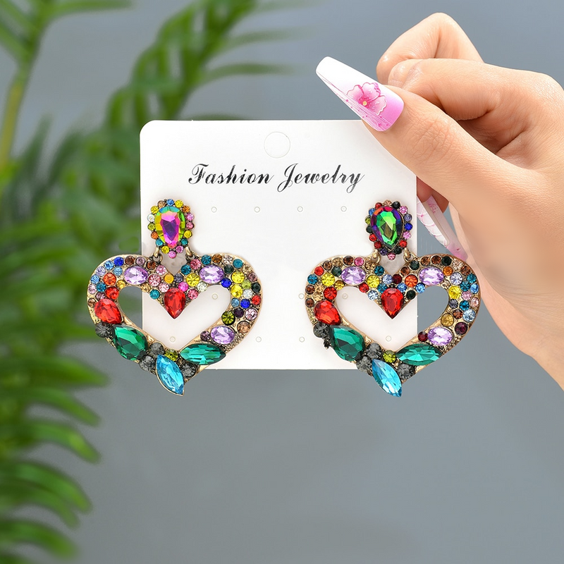 Die ausgefallenen und farbenfrohen herzförmigen Strass-Ohrringe