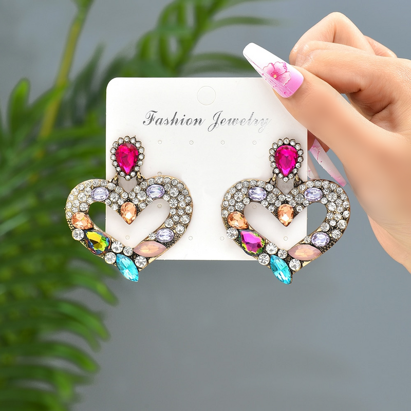 Die ausgefallenen und farbenfrohen herzförmigen Strass-Ohrringe
