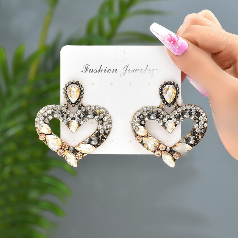 Die ausgefallenen und farbenfrohen herzförmigen Strass-Ohrringe