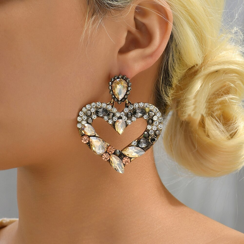 Die ausgefallenen und farbenfrohen herzförmigen Strass-Ohrringe
