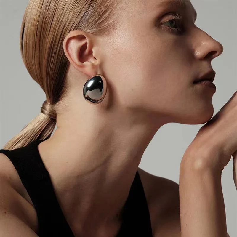 Ovale Tropfenohrringe mit gold-, rhodinierter und silberfarbener Beschichtung