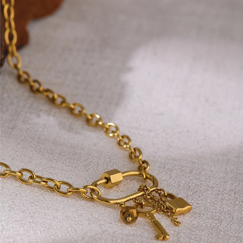 Edgy Halskette mit Schlüssel-, Quasten- und Schlossanhänger aus Strass