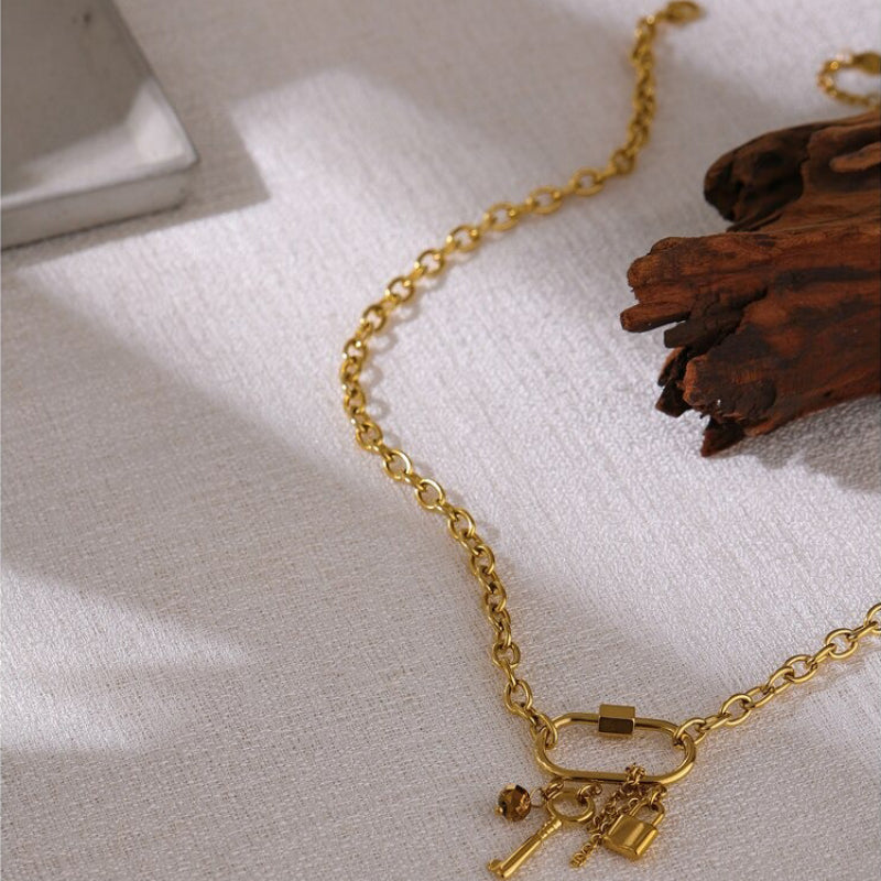 Edgy Halskette mit Schlüssel-, Quasten- und Schlossanhänger aus Strass