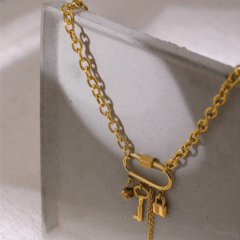 Edgy Halskette mit Schlüssel-, Quasten- und Schlossanhänger aus Strass