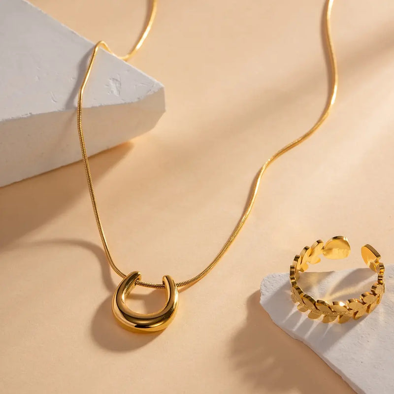 Goldener Hufeisenanhänger | Luxuriöse Halskette im Reiterstil