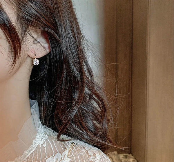 Ohrringe aus Kunststein mit buntem Akzent