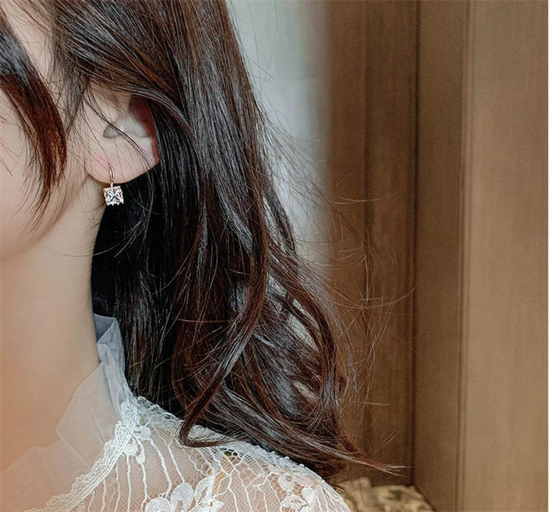 Ohrringe aus Kunststein mit buntem Akzent