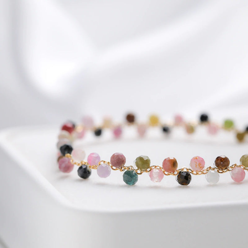 Elegante Armbänder aus bunten Natursteinperlen