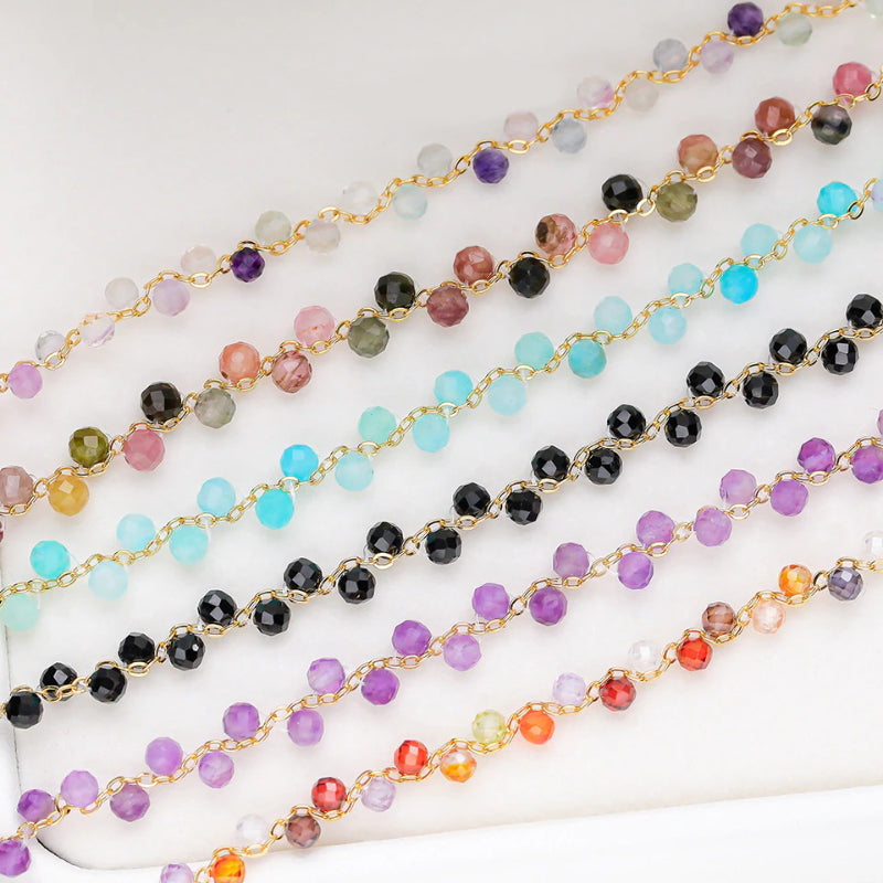 Elegante Armbänder aus bunten Natursteinperlen