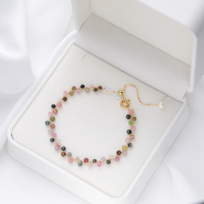 Elegante Armbänder aus bunten Natursteinperlen