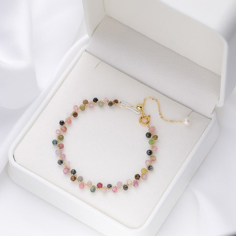 Elegante Armbänder aus bunten Natursteinperlen