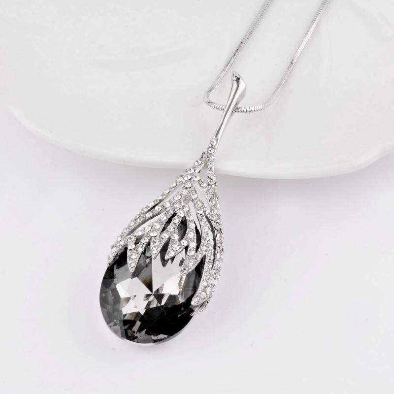 Elegante lange Halskette mit Wassertropfen-Kristall