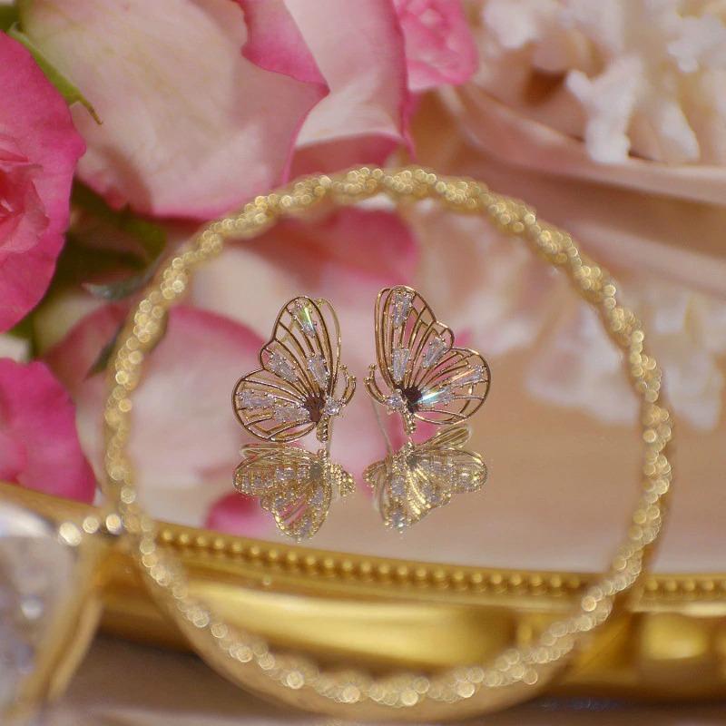 Elegante glitzernde Schmetterlingsohrringe