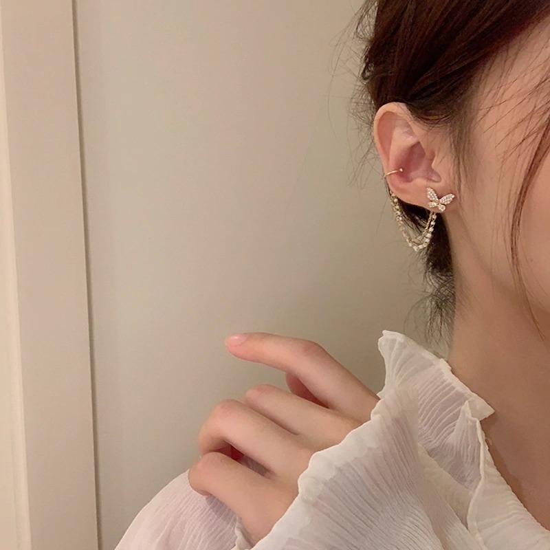 Elegante asymmetrische Schmetterlingsohrringe im koreanischen Stil