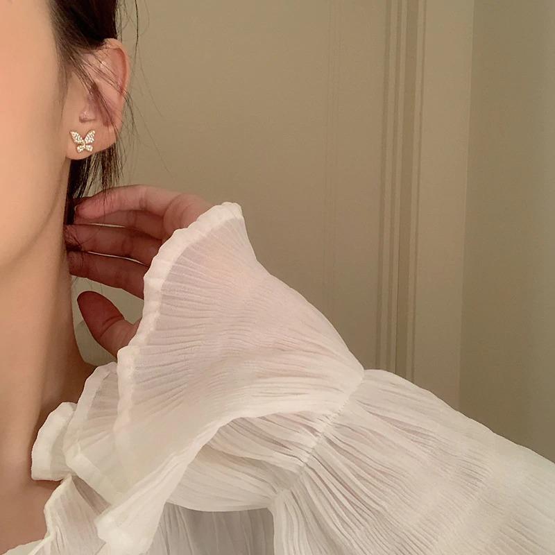 Elegante asymmetrische Schmetterlingsohrringe im koreanischen Stil