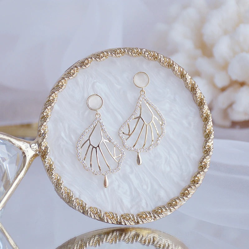 Elegante, von der Natur inspirierte Kollektion langer Tropfenohrringe mit Mikro-Einlage aus Strasssteinen