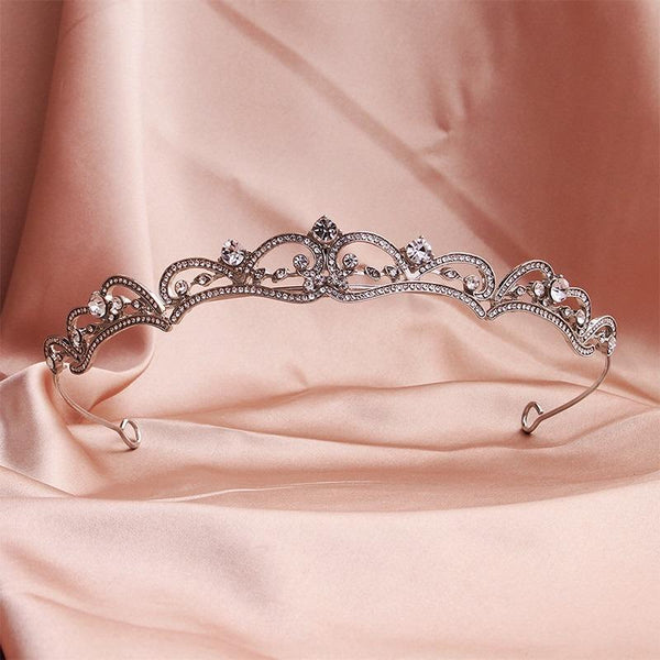 Elegante, mit Strasssteinen besetzte Tiara